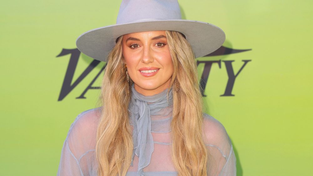 Lainey Wilson goes solo as a host of 2025 CMA Awards