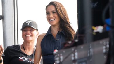 Meghan Markle Verbijstert in Navy Halter Dress during Prince Harry Outing