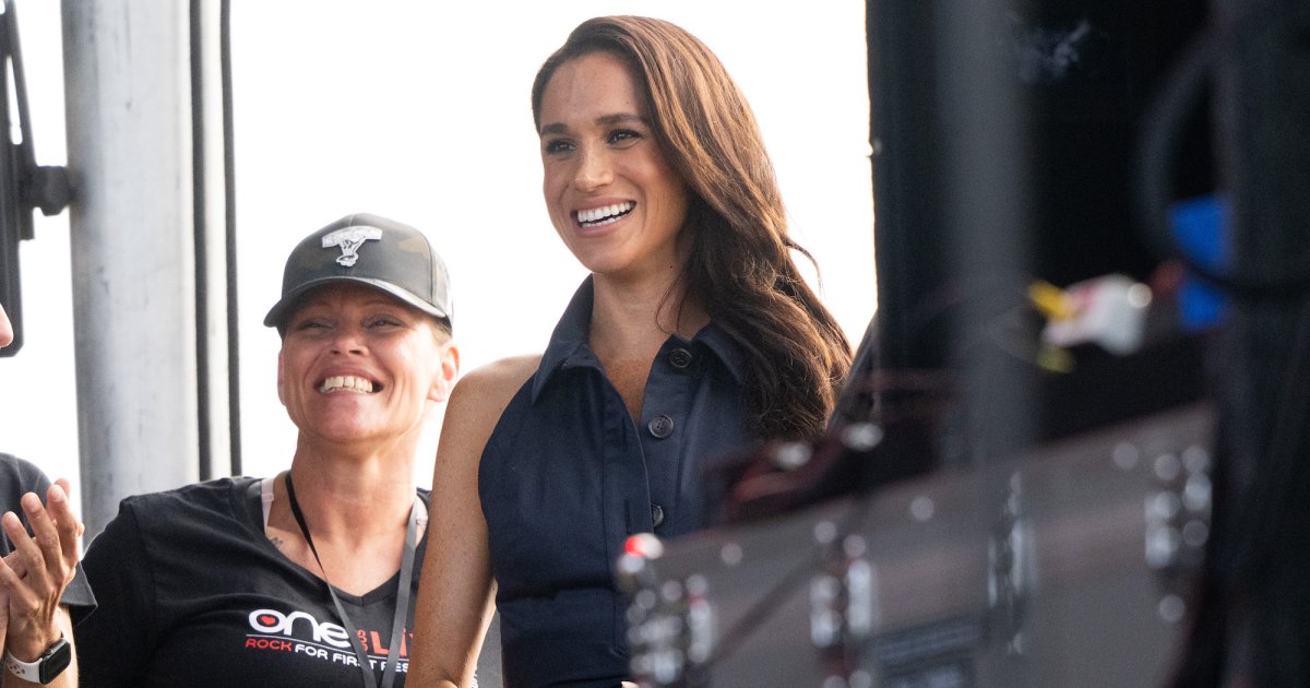 Meghan Markle Verbijstert in Navy Halter Dress during Prince Harry Outing