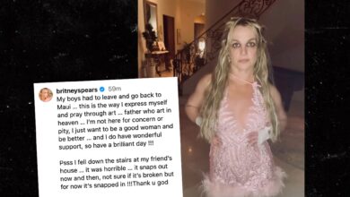 Britney Spears says she has fallen down the stairs, knee clicks occasionally