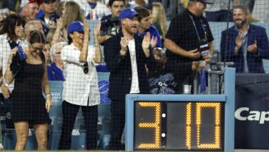 LOS ANGELES, CALIFORNIA - OCTOBER 28: Prince Harry, Duke of Sussex and Meghan, Duchess of Sussex react during the fifth inning of game four of the 2025 World Series between the Toronto Blue Jays and the Los Angeles Dodgers at Dodger Stadium on October 28, 2025 in Los Angeles, California. (Photo by Ronald Martinez/Getty Images)