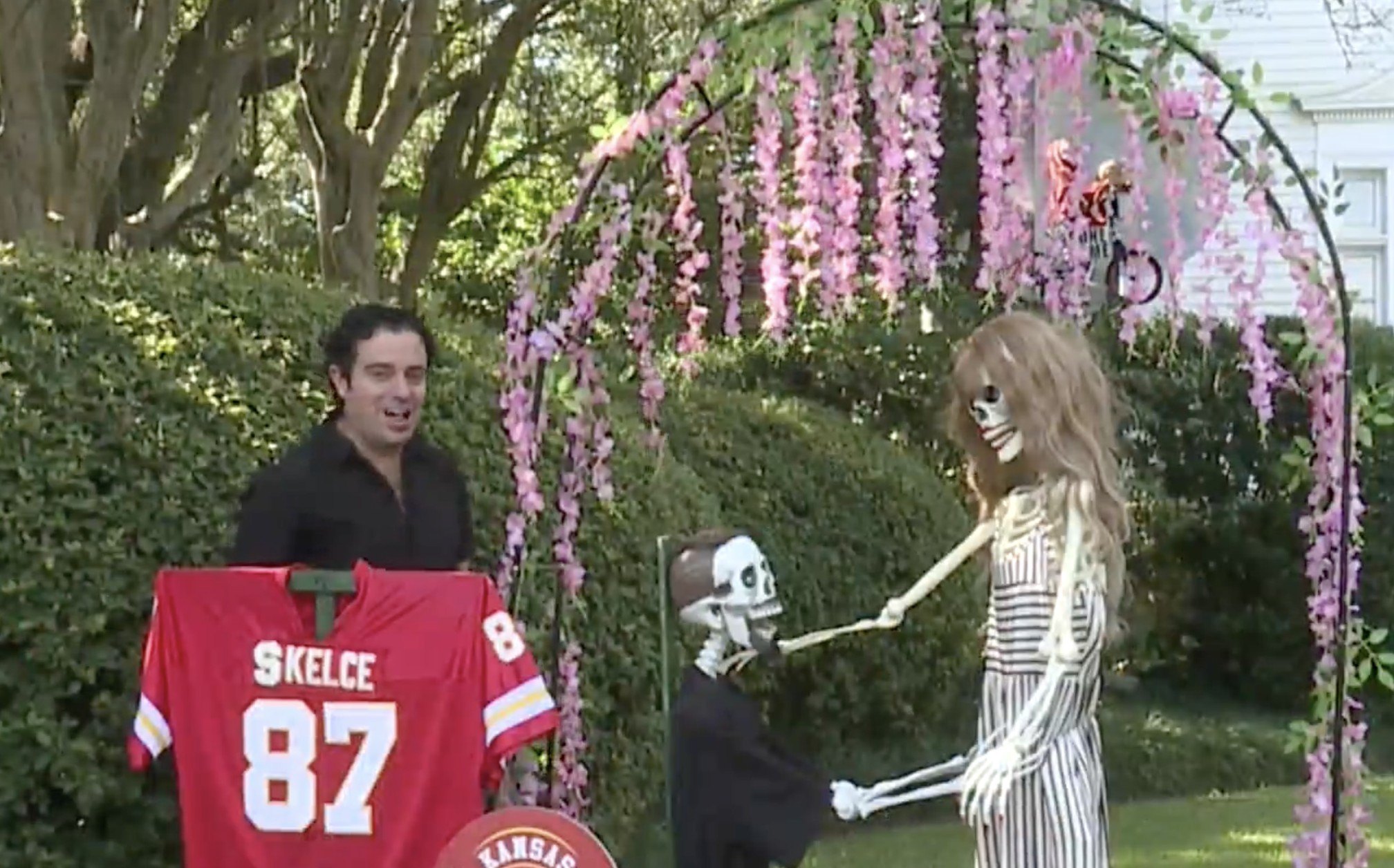 The engagement of Taylor Swift and Travis Kelce gets spooky Halloween -Spin outside Iconic New Orleans Home