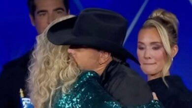 Erika Kirk's hug with Jason Aldean signals 'trouble is near,' claims body expert