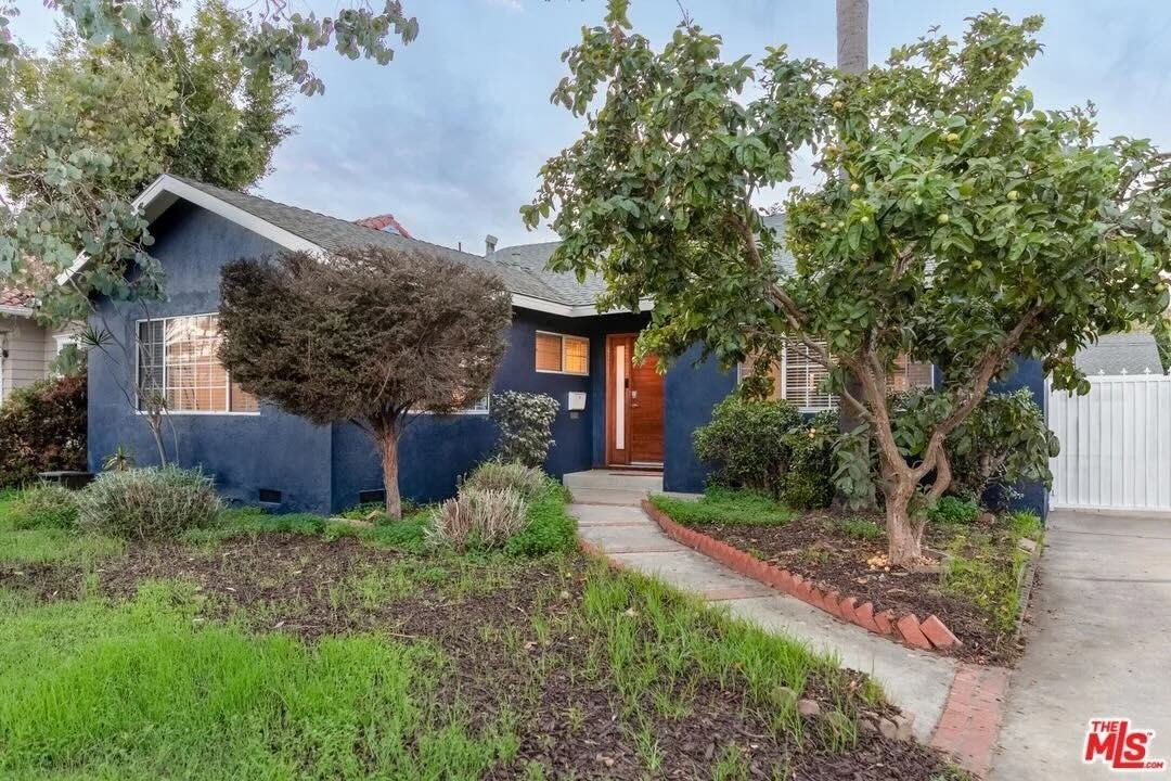 Photo of home for sale in Los Angeles, CA