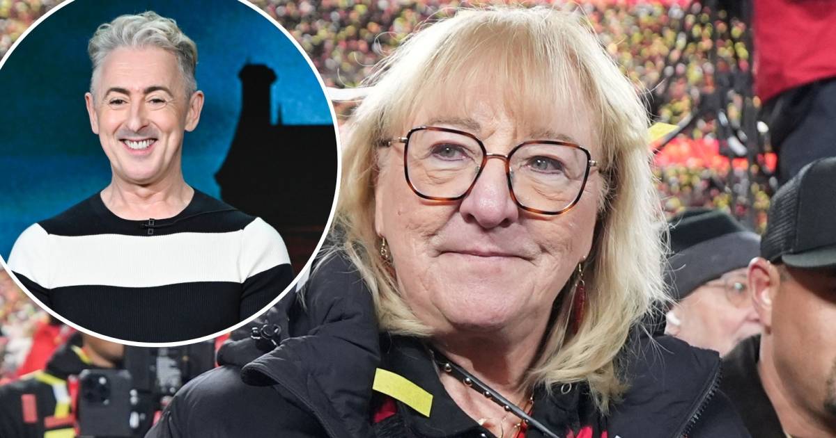 Cast snitches are worried about Swifties because of Donna Kelce, says host