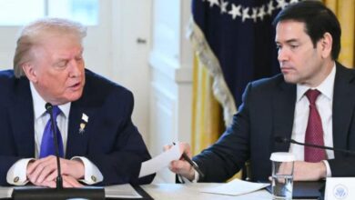 Donald Trump reads Marco Rubio's private note out loud on live TV