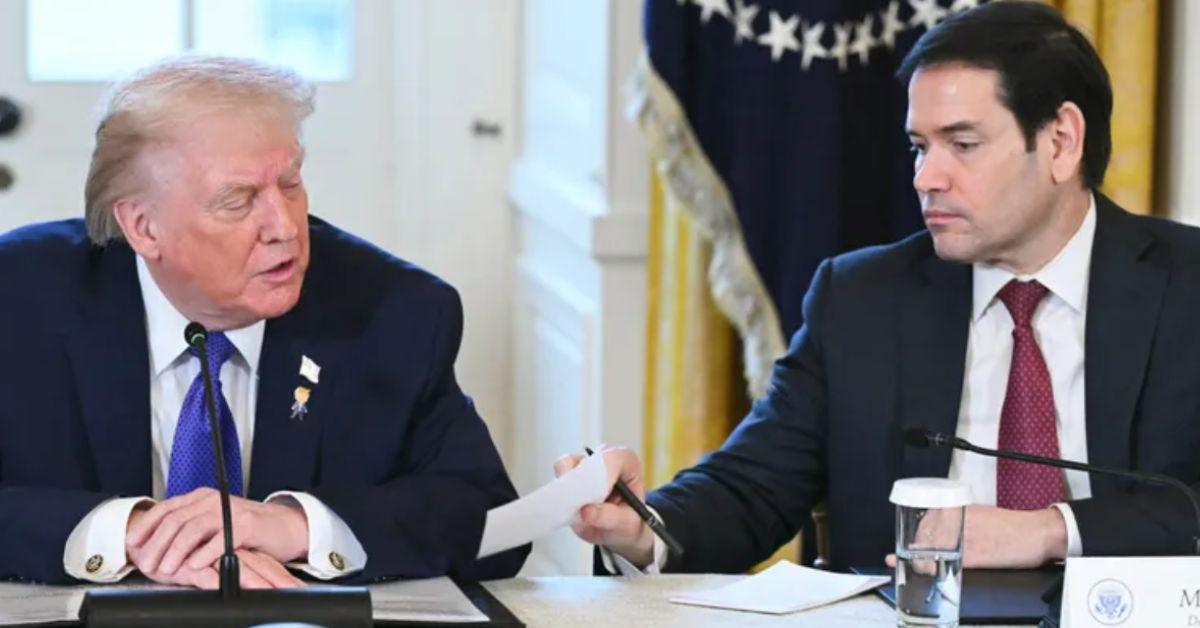 Donald Trump reads Marco Rubio's private note out loud on live TV