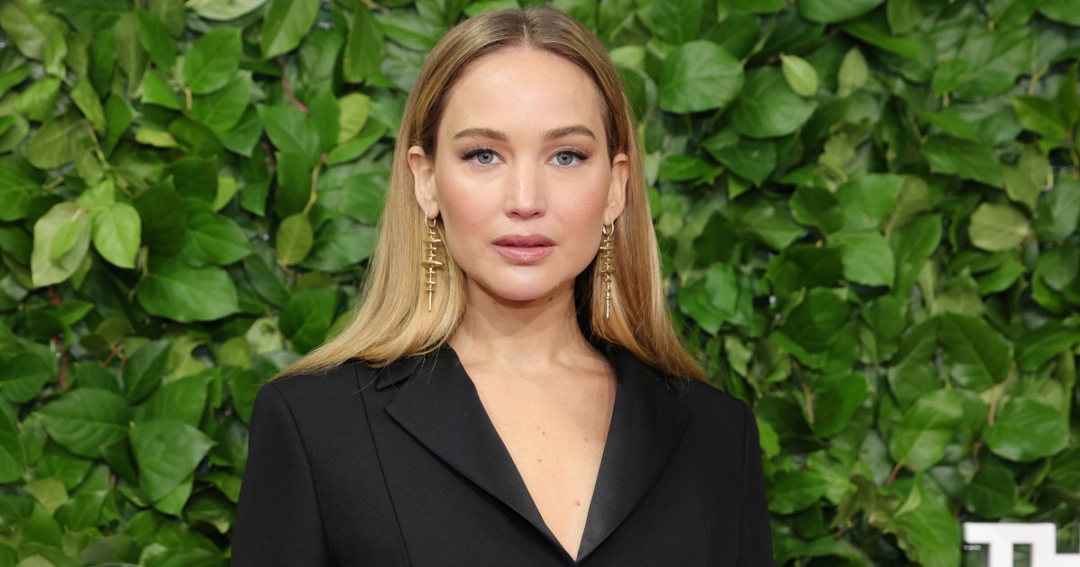 Jennifer Lawrence's cozy wool clog look costs $38 on Amazon