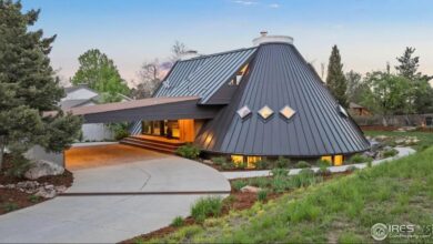 Built in 1976, it is one of only an estimated 50 homes ever built by pioneering modernist architect Charles Haertling.