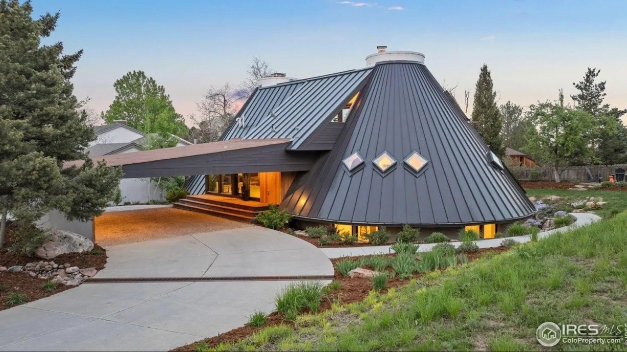 Built in 1976, it is one of only an estimated 50 homes ever built by pioneering modernist architect Charles Haertling.