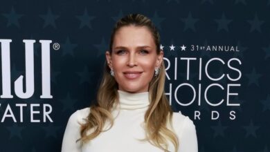 Sara Foster makes fun of Spanx Slip at the 2026 Critics Choice Awards