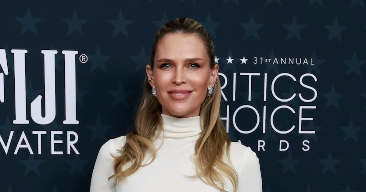 Sara Foster makes fun of Spanx Slip at the 2026 Critics Choice Awards