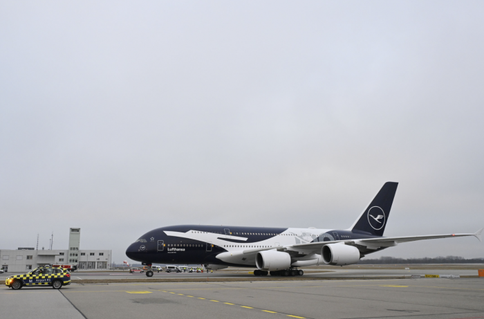 Lufthansa A380 now with XXL crane | News