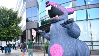 WGA wants to shift the focus to the studios, while the staff continues to strike