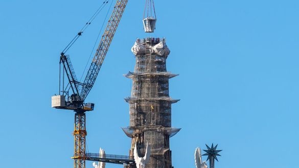The Sagrada Família completes the tower of Jesus Christ with installation of the monumental cross | News