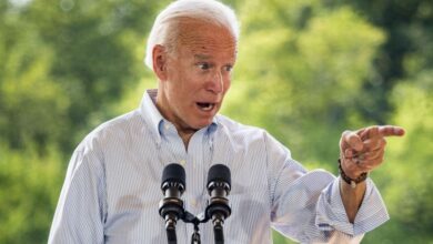 Disoriented Joe Biden seen 'mumbling to himself' at Obama event
