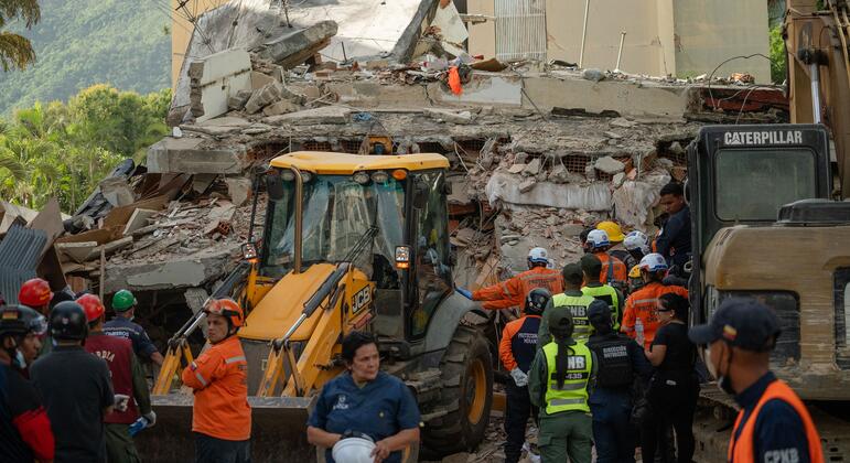 Venezuela: International rescue teams join search for survivors as earthquake deaths pass 1,400